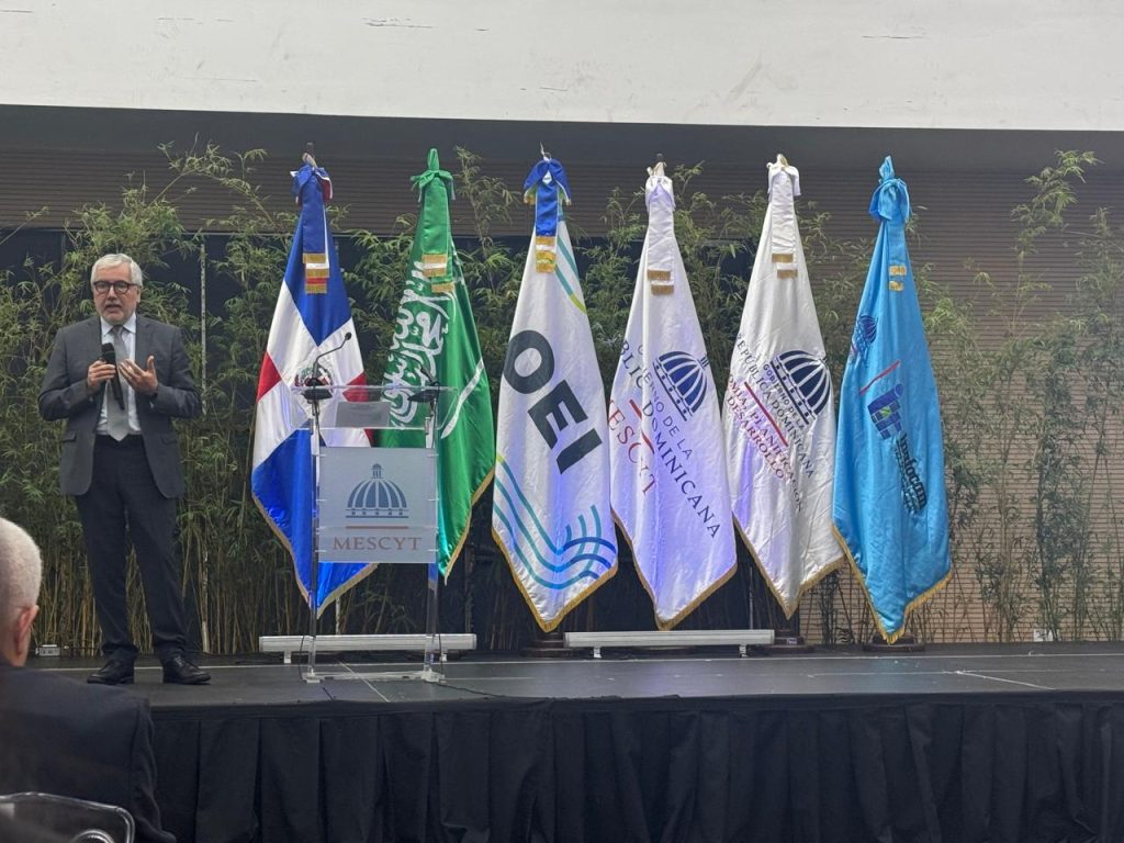 Jorge Manzi presenta el informe PACE en República Dominicana.