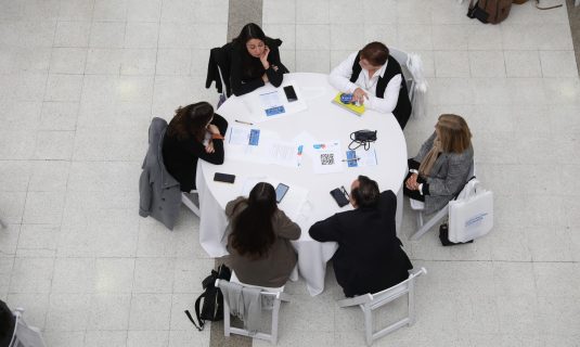 Grupo de docentes reunidos alredodor de una mesa
