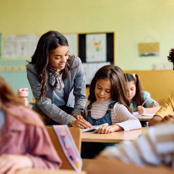 Docente con estudiantes en el aula